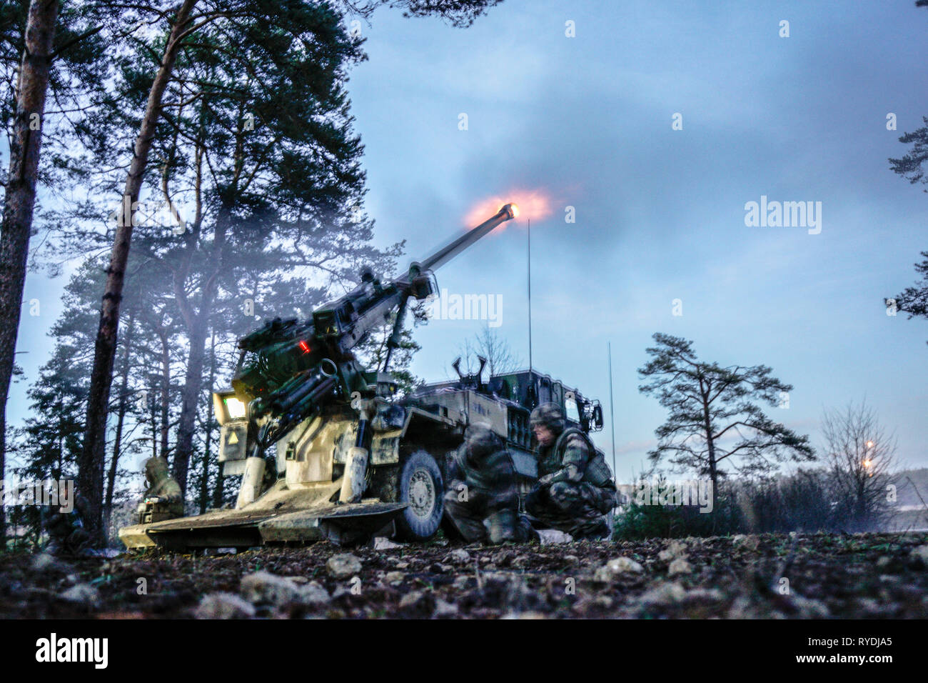 Soldati francesi a fuoco la loro artiglieria pistola Marzo 7, 2019 a Grafenwoehr Area Formazione durante un esercizio anteriore dinamico 19. Esercizio anteriore dinamico 19 comprende circa 3.200 membri del servizio da 27 nazioni che stanno osservando o partecipare da Grafenwoehr Area Formazione, Germania; Riga, Lettonia; e Torun, Polonia; durante il 2-9 marzo, 2019. Dynamic Front è un annuale U.S. Esercito in Europa è stata incentrata sulla preparazione e l'interoperabilità di U.S. Esercito, servizio comune, e alleati e nazioni partner' artiglieria e supporto di fuoco di lavorare insieme in un ambiente multinazionale. (U.S. Foto dell'esercito da SG Foto Stock