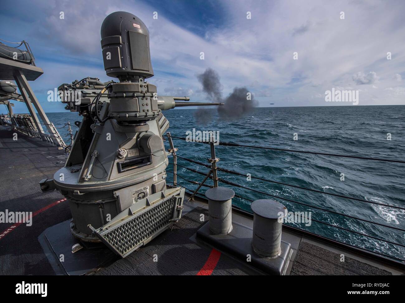 190311-N-KA046-0554 OCEANO ATLANTICO (11 marzo 2019) - Un marchio 38 25mm mitragliatrice gli incendi a bordo della Arleigh Burke-class guidato-missile destroyer USS Porter (DDG 78) durante un'esercitazione a fuoco nell'Oceano Atlantico, 11 marzo 2019. Porter, distribuita a Rota, Spagna, è sulla sua sesta patrol NEGLI STATI UNITI Sesta flotta area di operazioni a sostegno degli Stati Uniti per gli interessi di sicurezza nazionali in Europa e in Africa. (U.S. Foto di Marina di Massa lo specialista di comunicazione 2a classe James R. Turner/rilasciato) Foto Stock