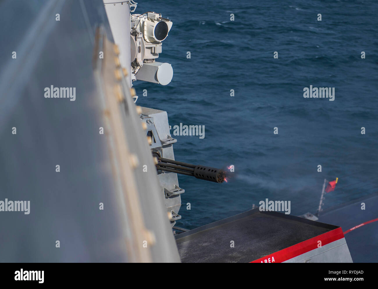 190311-N-KA046-0848 OCEANO ATLANTICO (11 marzo 2019) - una falange di chiudere-in sistema di armi gli incendi a bordo della Arleigh Burke-class guidato-missile destroyer USS Porter (DDG 78) durante un'esercitazione a fuoco nell'Oceano Atlantico, 11 marzo 2019. Porter, distribuita a Rota, Spagna, è sulla sua sesta patrol NEGLI STATI UNITI Sesta flotta area di operazioni a sostegno degli Stati Uniti gli interessi di sicurezza nazionali in Europa e in Africa. (U.S. Foto di Marina di Massa lo specialista di comunicazione 2a classe James R. Turner/rilasciato) Foto Stock