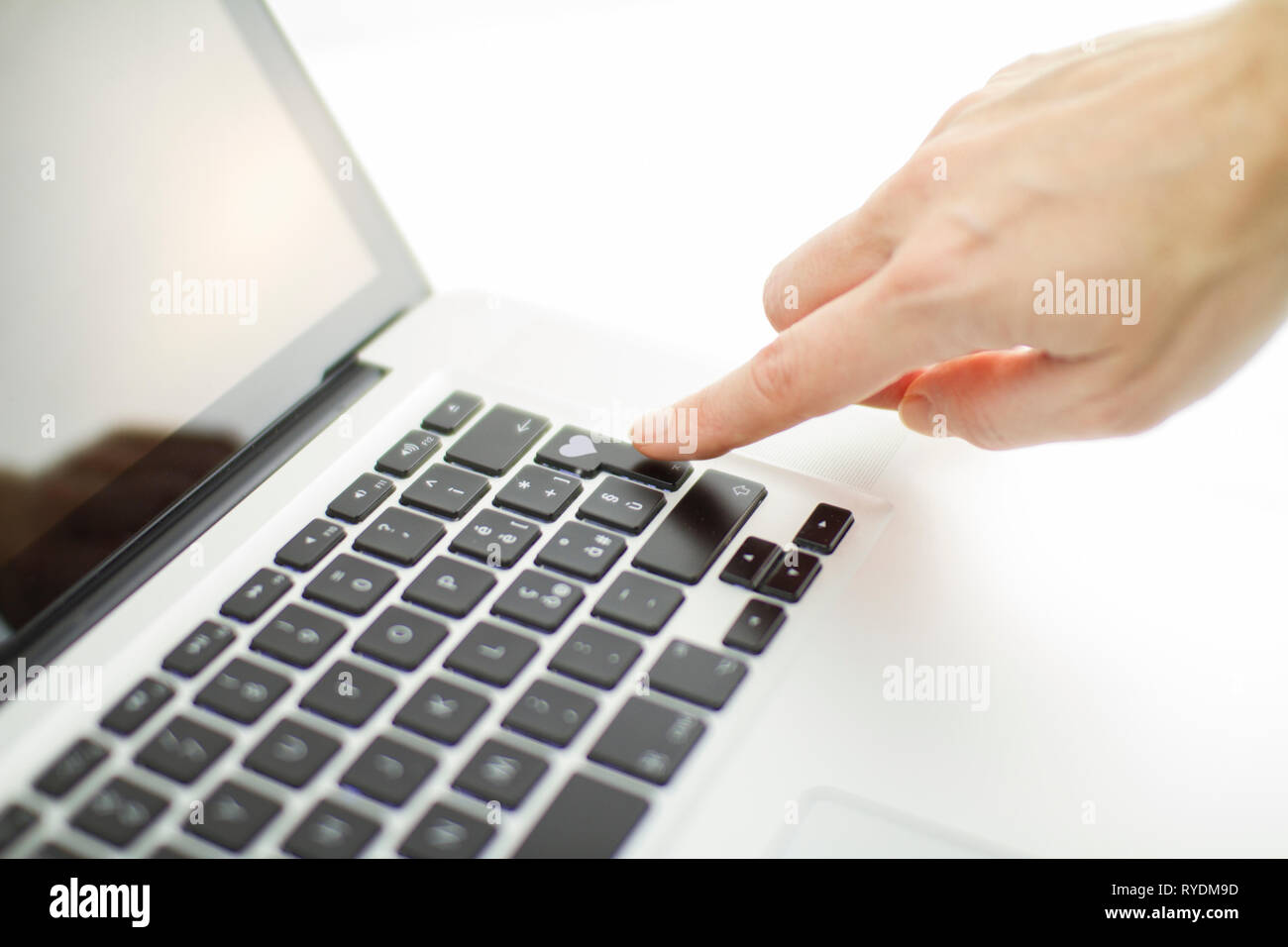 Anche la tecnologia si applica ai rapporti affettivi: una donna di mano è  circa alla pressione di un tasto sulla tastiera del notebook con un cuore  impresso Foto stock - Alamy