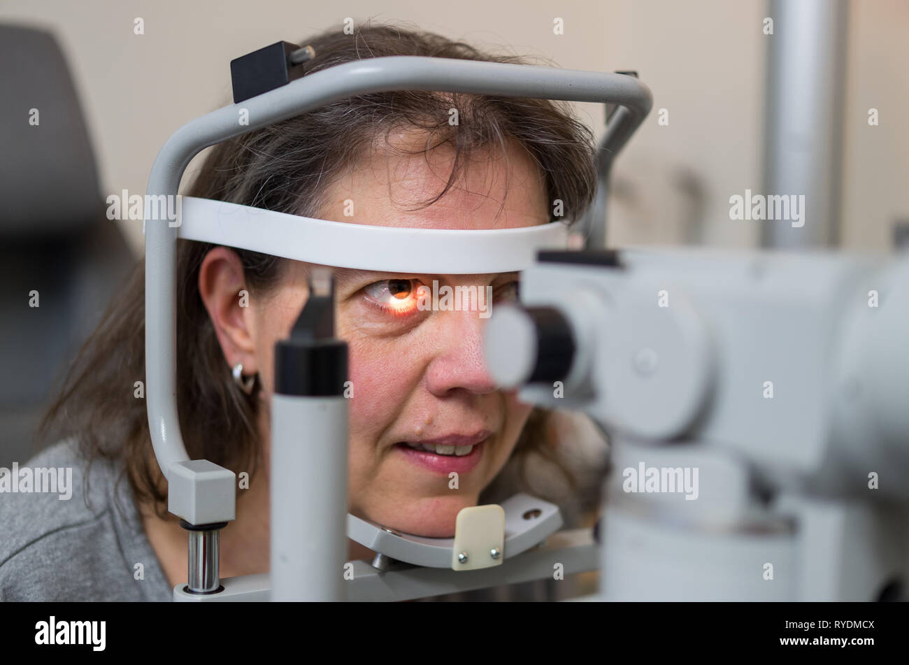 Beim Augenoptiker / Augenarzt / Brille / Augenwerte überprüfen / Frau Sehtest beim Augenoptiker. Foto Stock