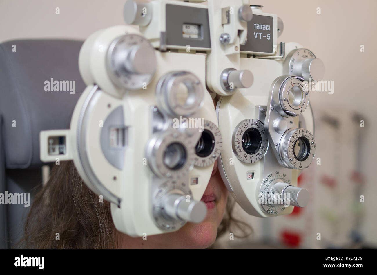 Beim Augenoptiker / Augenarzt / Brille / Augenwerte überprüfen / Frau Sehtest beim Augenoptiker. Foto Stock