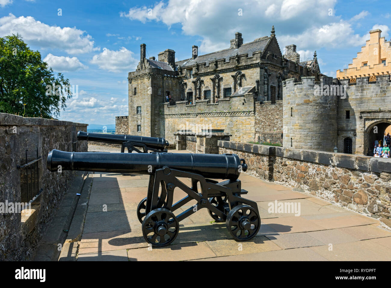 Il cannone sulla le difese esterne del Castello di Stirling con il palazzo e Forework entrata dietro. Stirlingshire, Scotland, Regno Unito Foto Stock