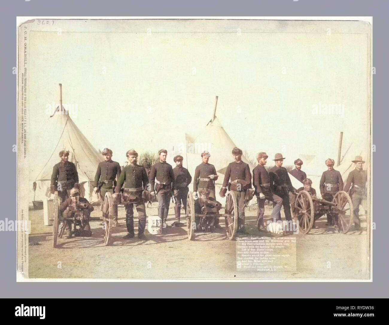 Famoso e della batteria di artiglieria 1a. Questi uomini coraggiosi e la pistola di Hotchkiss che Big Foot gli indiani del pensiero erano giocattoli, insieme con la lotta contro il 7 Quello che è rimasto del gen. Custer's Boys, inviato 200 Indiani a che il cielo che la Danzatrice fantasma gode. Controllare il rumore di indiani e Gen. miglia con il personale restituito a Illinois Foto Stock