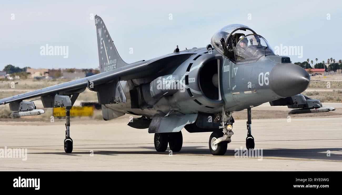 Un Marine Corps AV-8B Harrier Jump Jet appartenenti a VMA-214 sulla pista di ICM Yuma Foto Stock