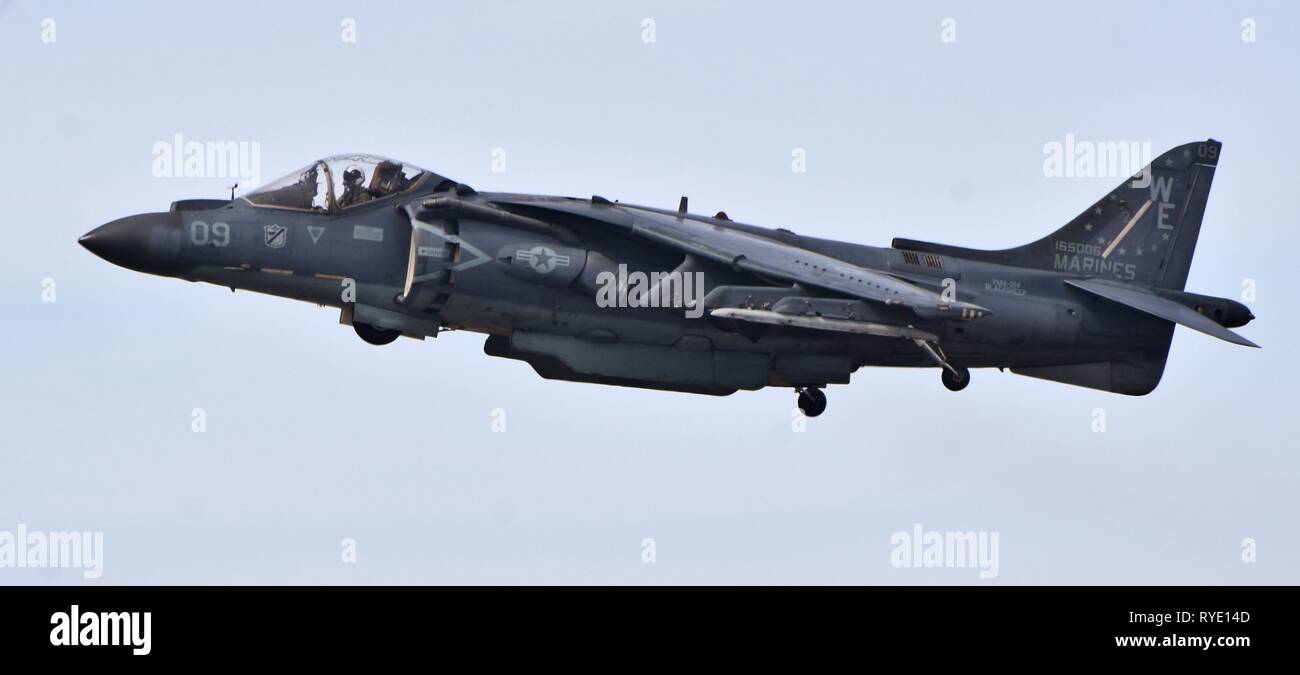 Un Marine Corps AV-8B Harrier Jump Jet appartenenti a VMA-214 in bilico a MCAS Yuma Foto Stock