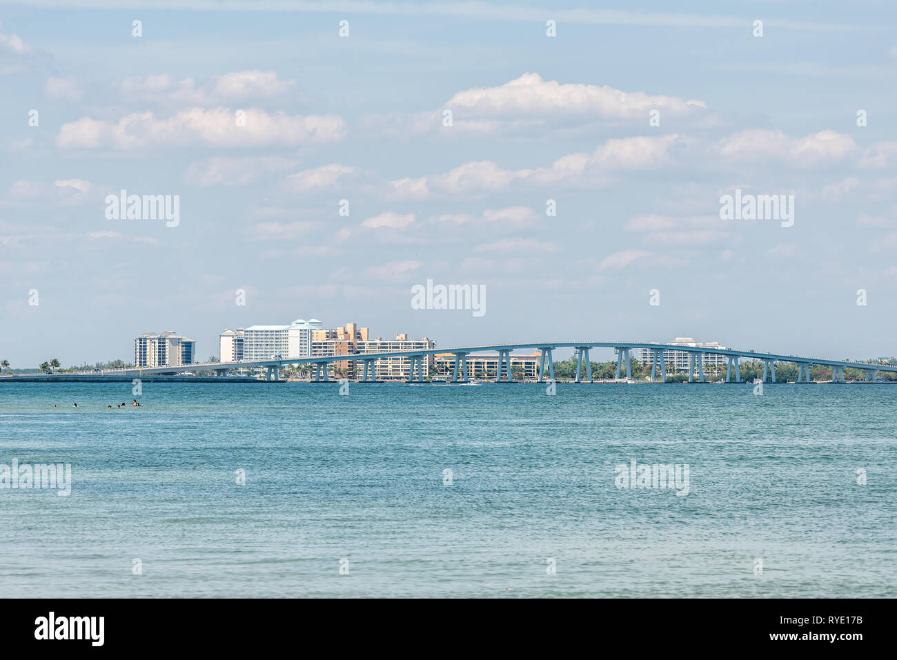 Sanibel Island, Stati Uniti d'America Bay durante la giornata soleggiata con ponte a pedaggio Ponte di Causeway highway road e automobili nel traffico vacanza destinazione di vacanza in Florida peo Foto Stock