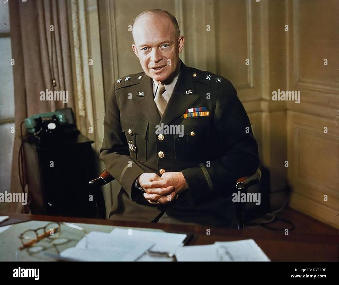 Il Maggiore Generale Dwight Eisenhower, 1942 Il comandante delle forze americane nel teatro europeo, maggiore generale Dwight Eisenhower, alla sua scrivania. Foto Stock