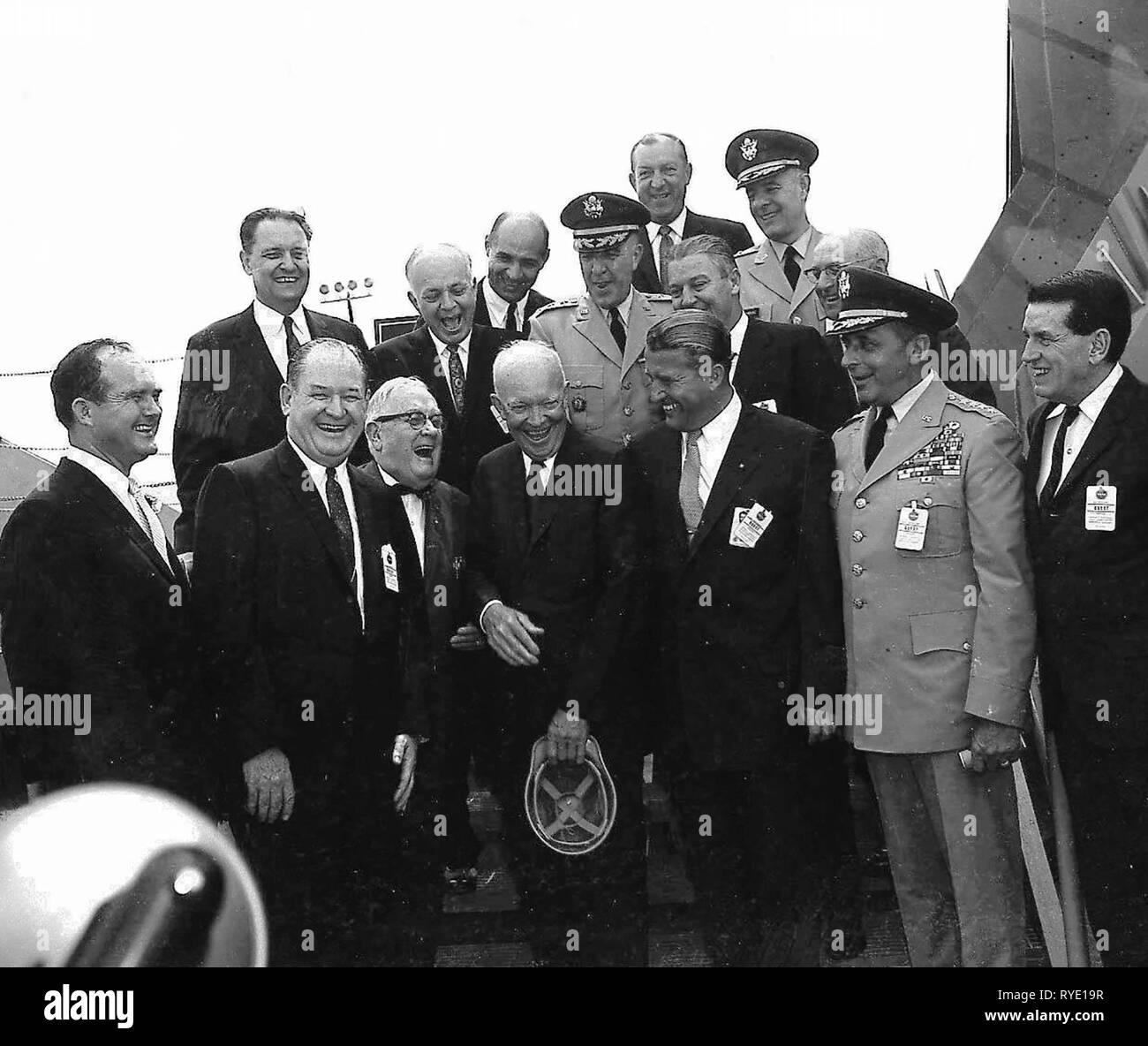 Presidente Dwight D. Eisenhower e MSFC Direttore Dott. Wernher von Braun condividere uno scherzo come altri dignitari a guardare. Eisenhower era in visita a Marshall per partecipare al 8 settembre 1960 inaugurazione. Foto Stock
