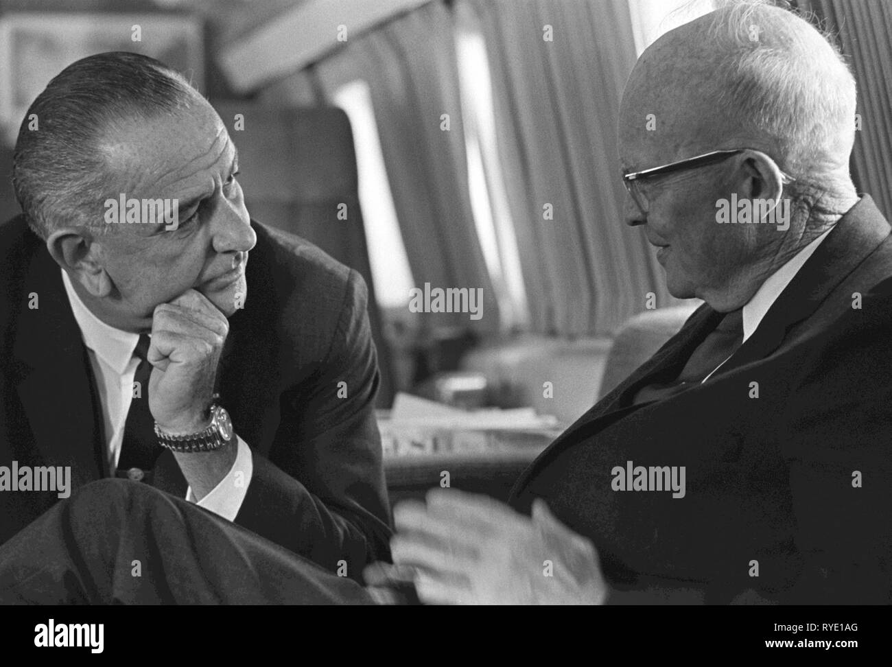 Il presidente Lyndon B. Johnson soddisfa con l ex Presidente Dwight D. Eisenhower a bordo di Air Force One, Andrews Air Force Base in Maryland. 1965 Foto Stock