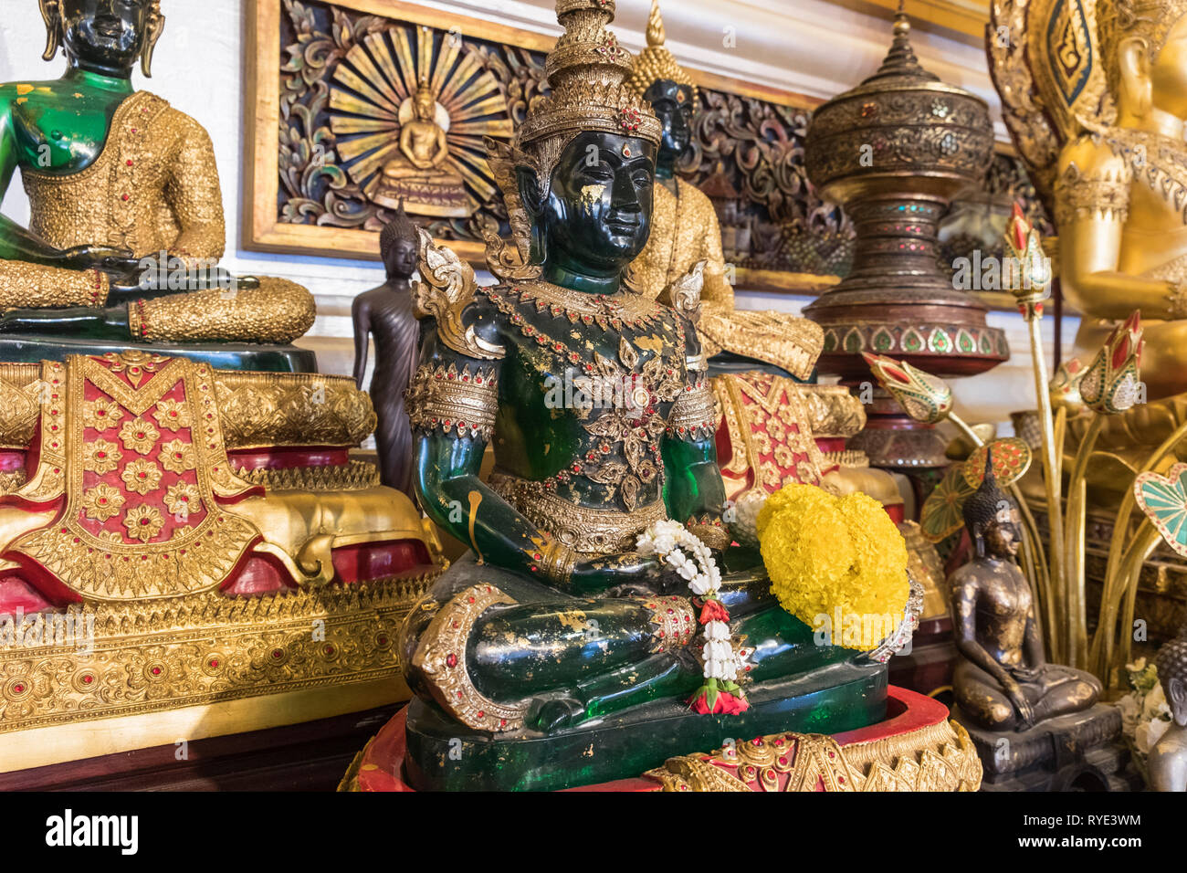 Statue di Buddha Golden Mount Wat Saket Bangkok in Thailandia Foto Stock