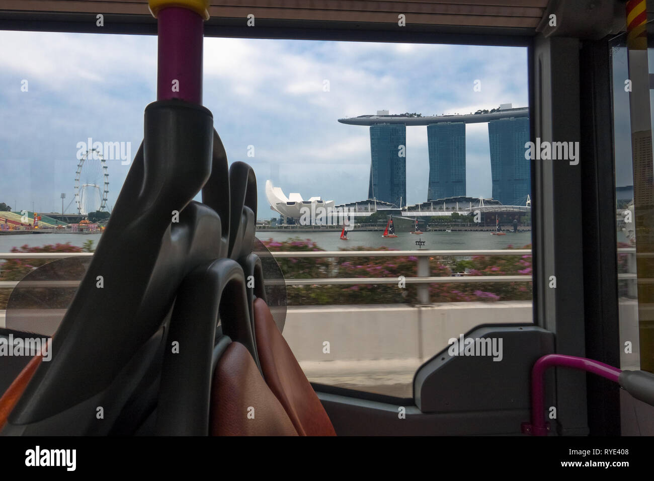 Finestra di Bus sede vista di Marina Bay Sands, ArtScience Museum e Singapore Flyer - prelevati da unità di Esplanade Road Foto Stock