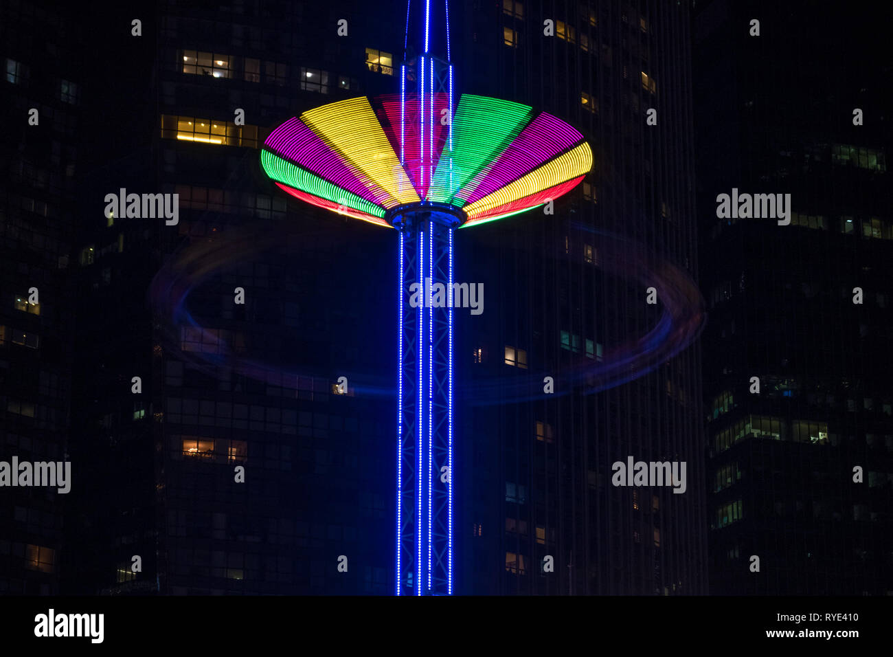 Star Flyer, una lunga esposizione di colori a Marina Bay Il Carnevale - Singapore Foto Stock