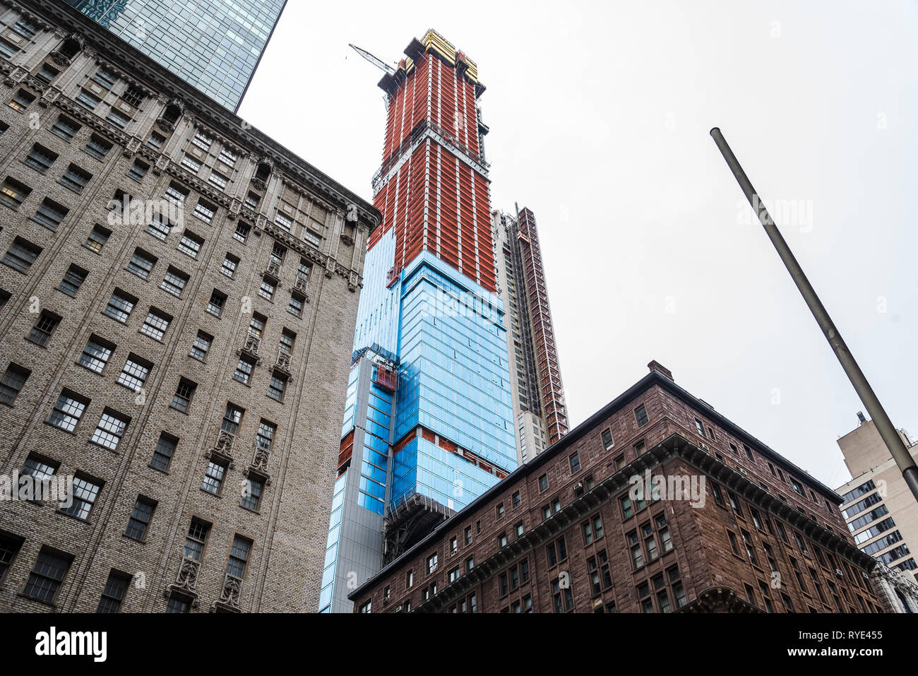 Basso angolo di visione degli edifici ed il grattacielo in costruzione a Manhattan, New York City Foto Stock