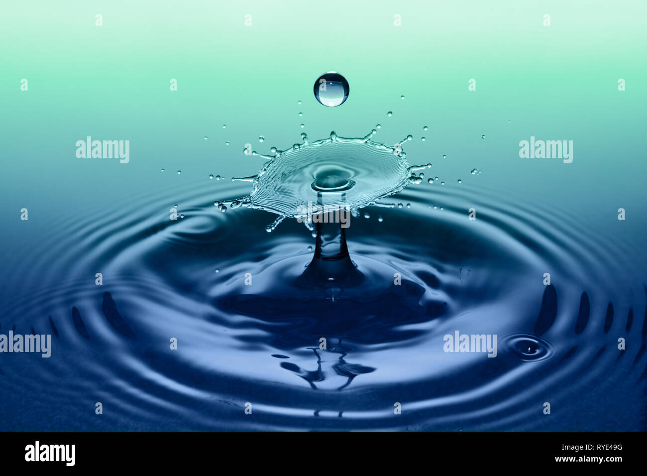 Spruzzi di acqua. Effetto di collisione di due cadere delle gocce di pioggia. Foto Stock