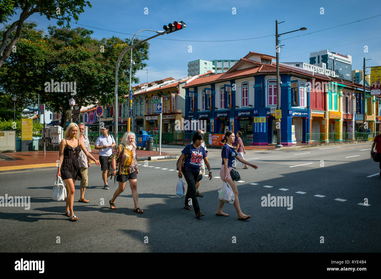 I turisti stranieri che attraversano la strada al Festival Deepavali, Little India - Singapore Foto Stock