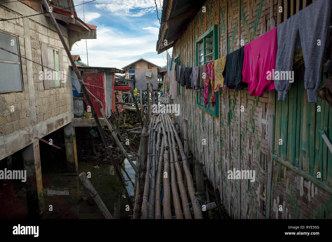 Bamboo flottante Casa di villaggio, con stendibiancheria on line - Palompon, Leyte - Filippine Foto Stock