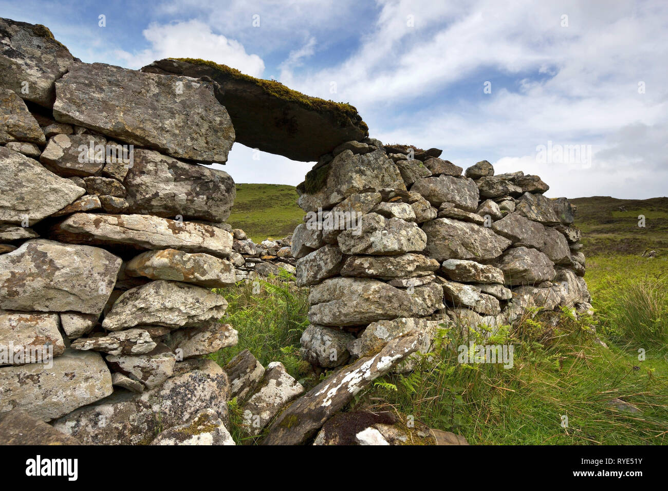 Portale in pietra del vecchio rovinato croft edificio, Boreraig, Isola di Skye, Scotland, Regno Unito Foto Stock