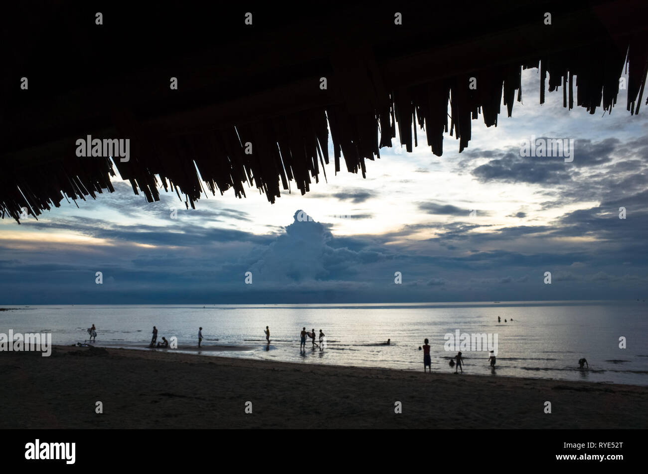 Beach Hut vista di turisti per nuotare in spiaggia al tramonto - Palompon, Leyte - Filippine Foto Stock