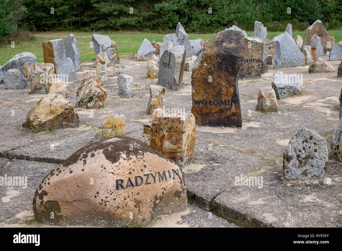 Memorial garden con pietre che rappresenta le origini delle vittime del Nazis al Treblinka Campo di Concentramento nel nord-est della Polonia Foto Stock
