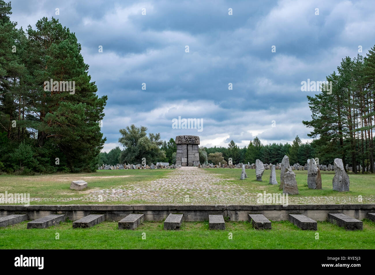 I binari della ferrovia e il Memorial Garden di pietre a Treblinka Campo di Concentramento nel nord-est della Polonia Foto Stock