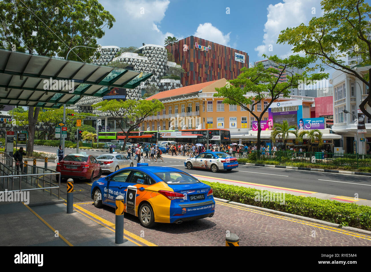 Coda di taxi e colorato paesaggio sulla strada dal centro commerciale Bugis, Singapore Foto Stock