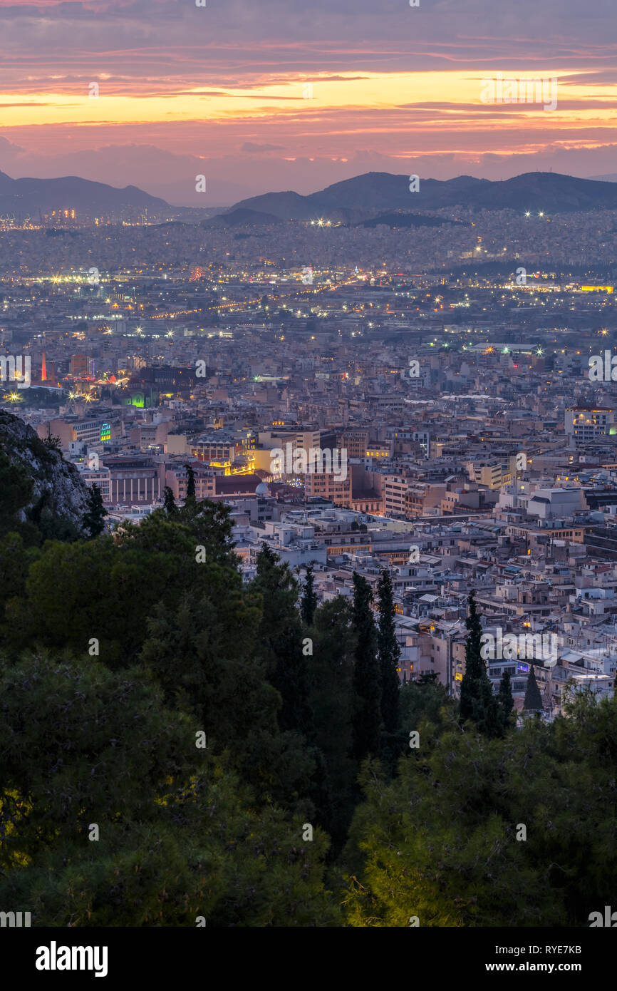 Vista di Atene e il porto del Pireo Dal Colle Lycabettus al tramonto, Grecia. Foto Stock