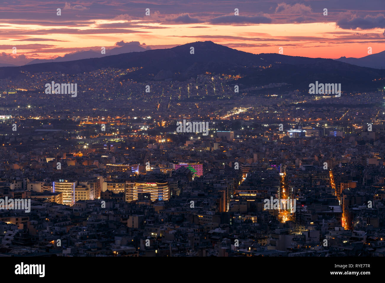 Vista di Atene dal Colle Lycabettus al tramonto, Grecia. Foto Stock