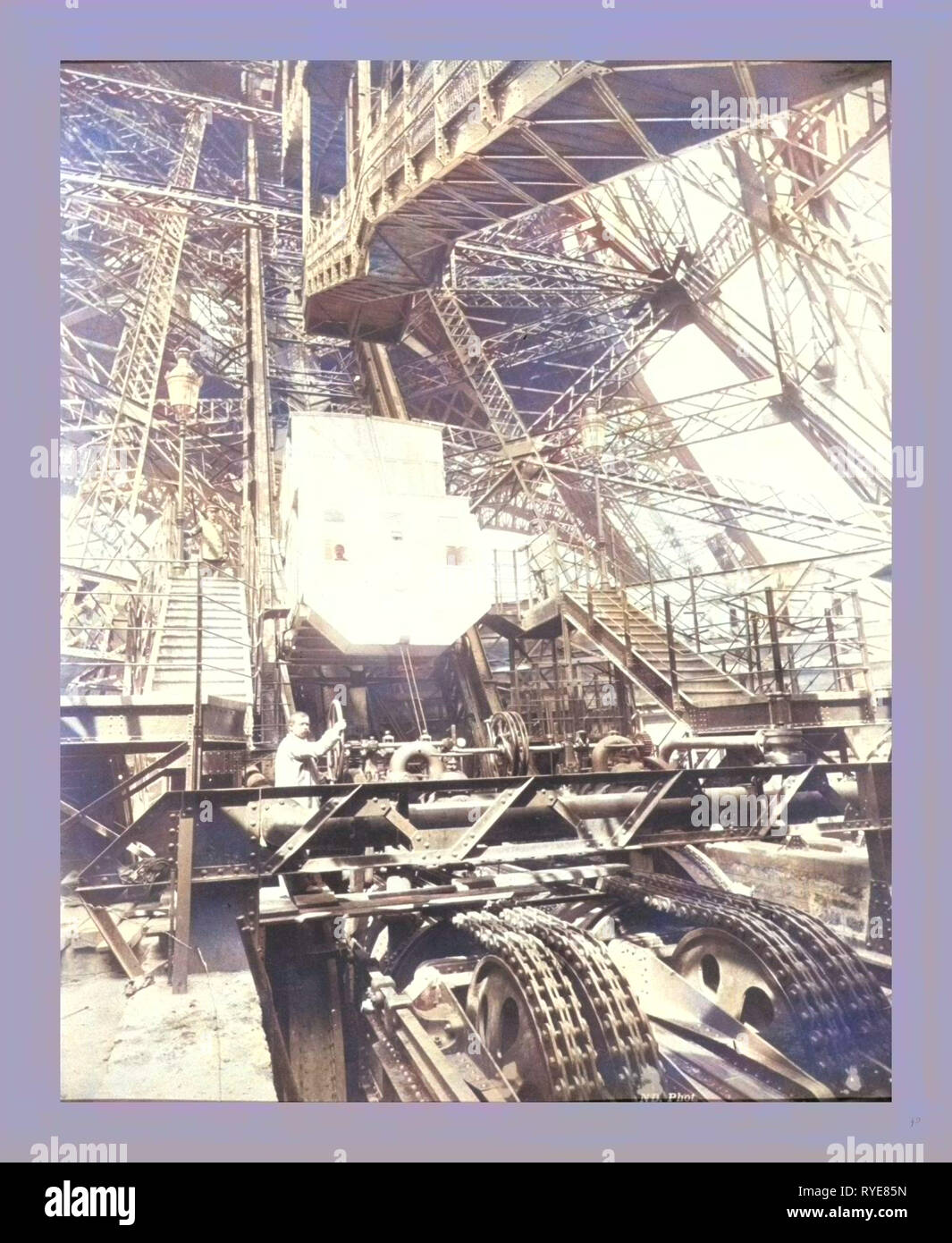 Torre Eiffel macchinari con un uomo accanto alla ruota che solleva ascensore, durante l'Esposizione di Parigi, Francia, tra il 1887 e il 1889, Napoleone Dufeu Foto Stock