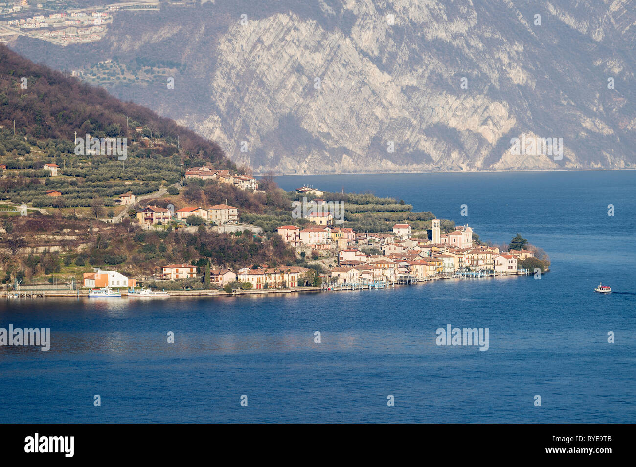 Il borgo di Carzano sul Monte Isola nel lago d'Iseo, Lombardia, Italia Foto Stock
