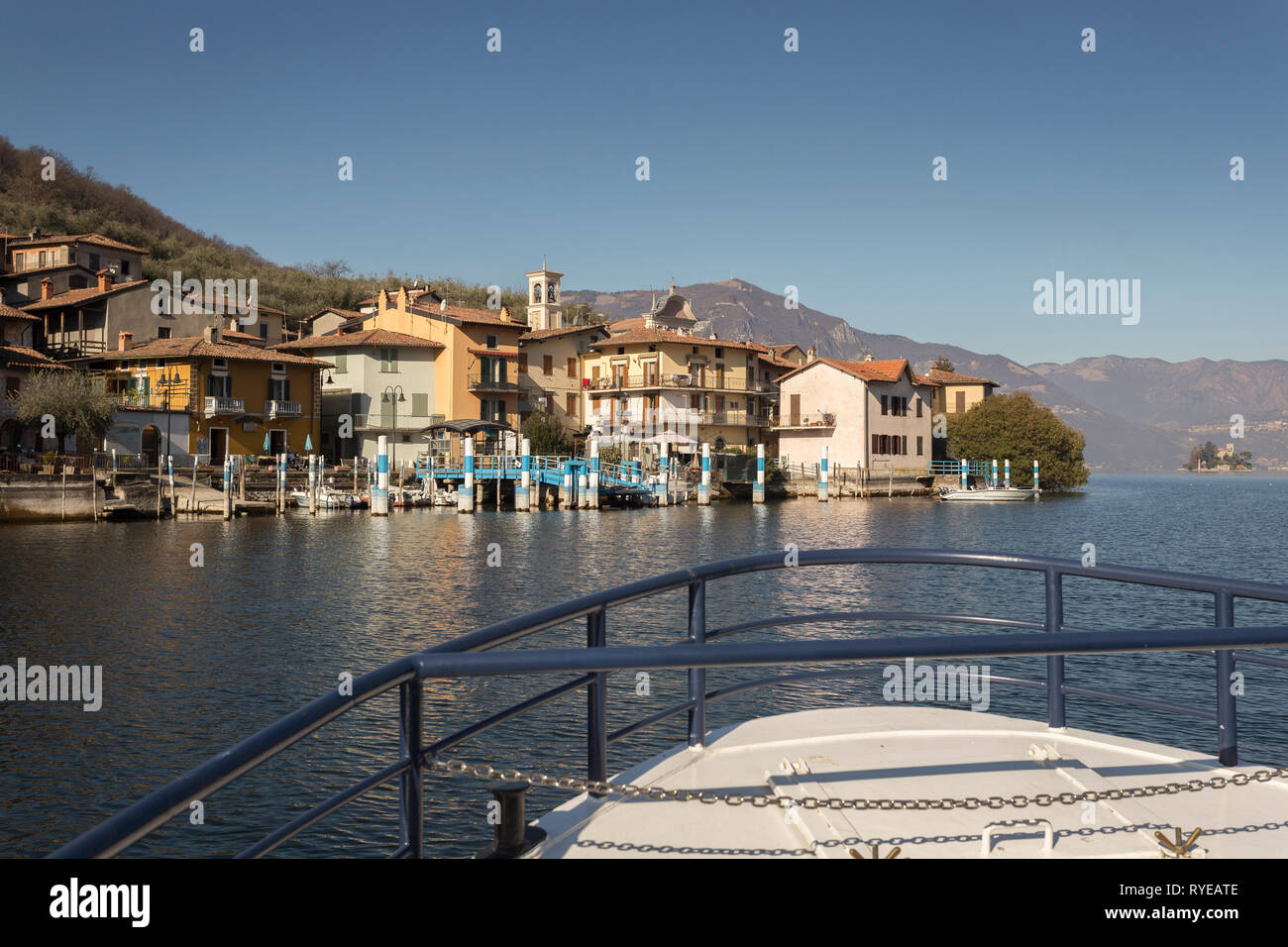 Nave traghetto avvicinando Carzano sul Monte Isola, Lombardia, Italia Foto Stock