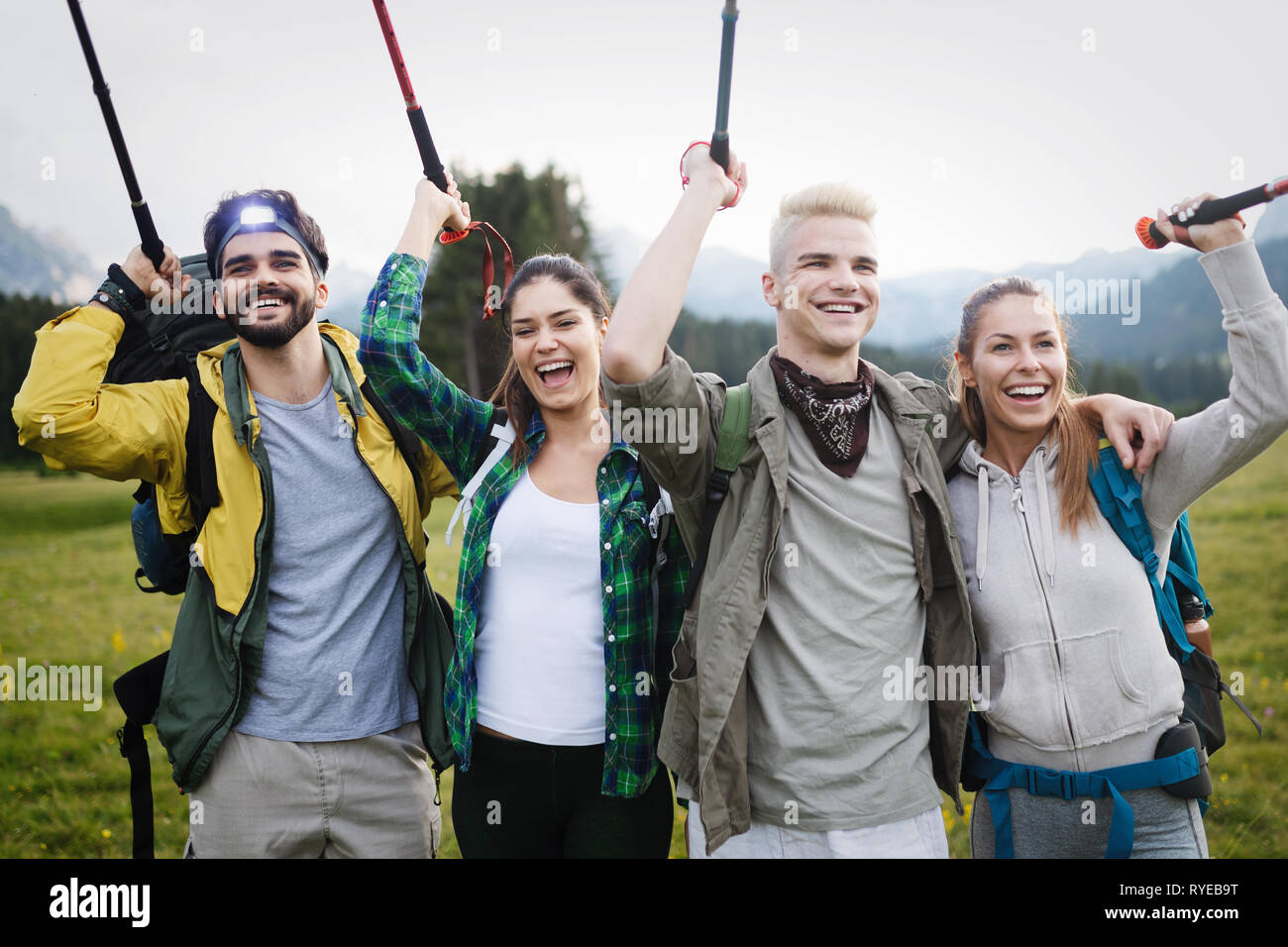 Gruppo di escursionisti a piedi su una montagna e sorridente Foto Stock