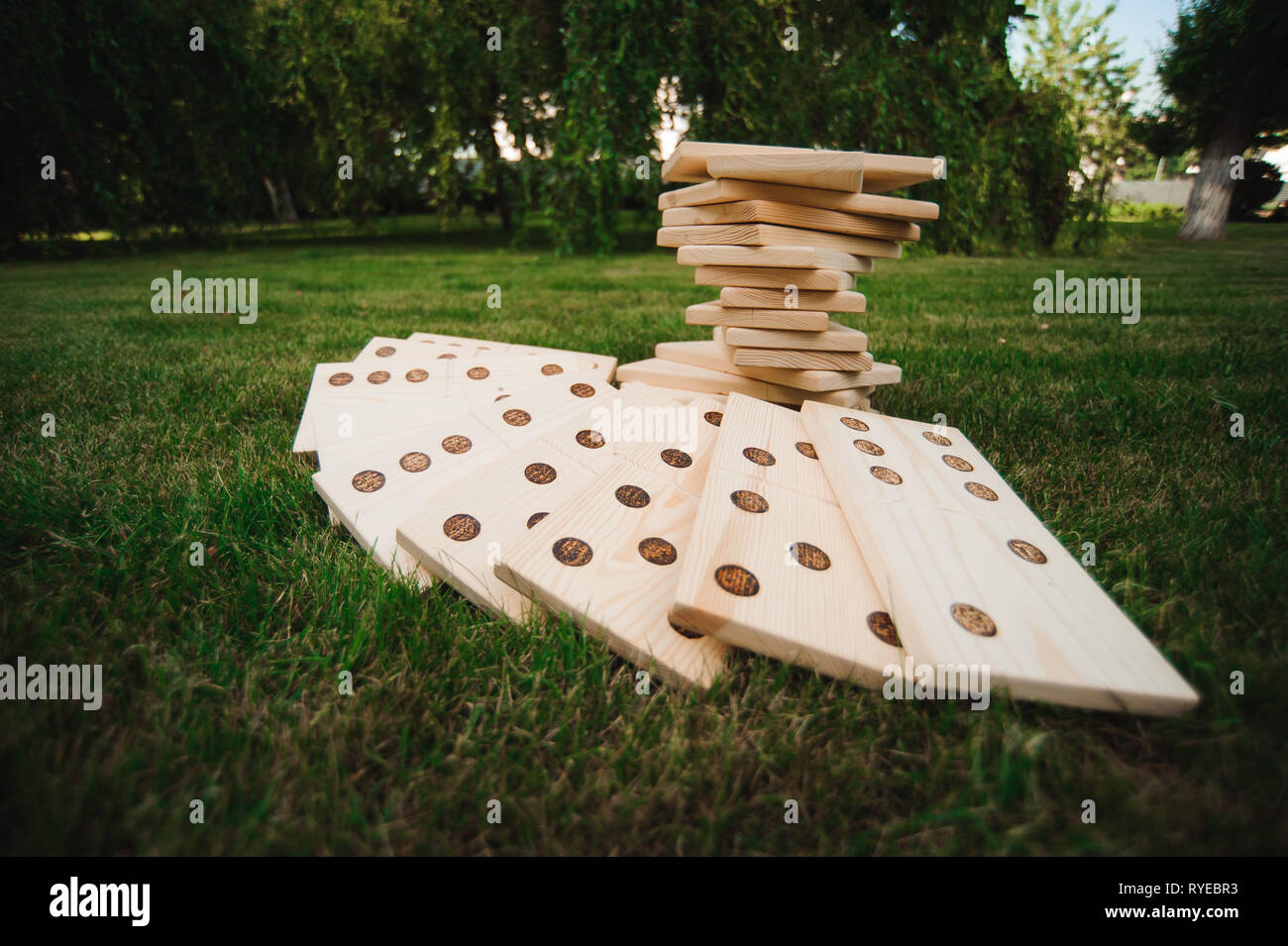Giochi all'aperto - domino, gigante gioco all'aperto sull'erba verde Foto Stock