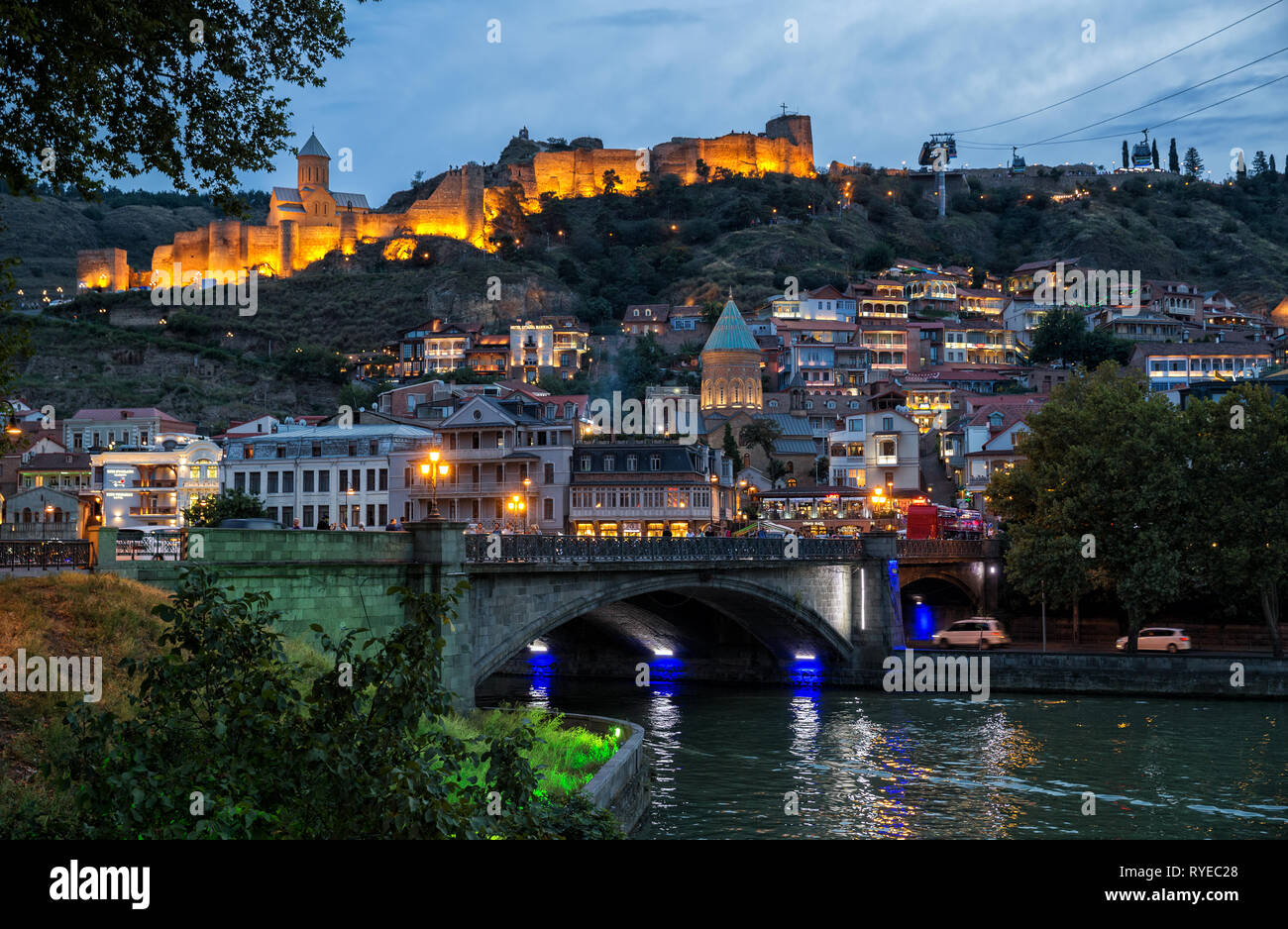 TBILISI, Georgia - 22 settembre 2018: serata colorata vista della città vecchia e la città illuminata di Narikala fortress Foto Stock