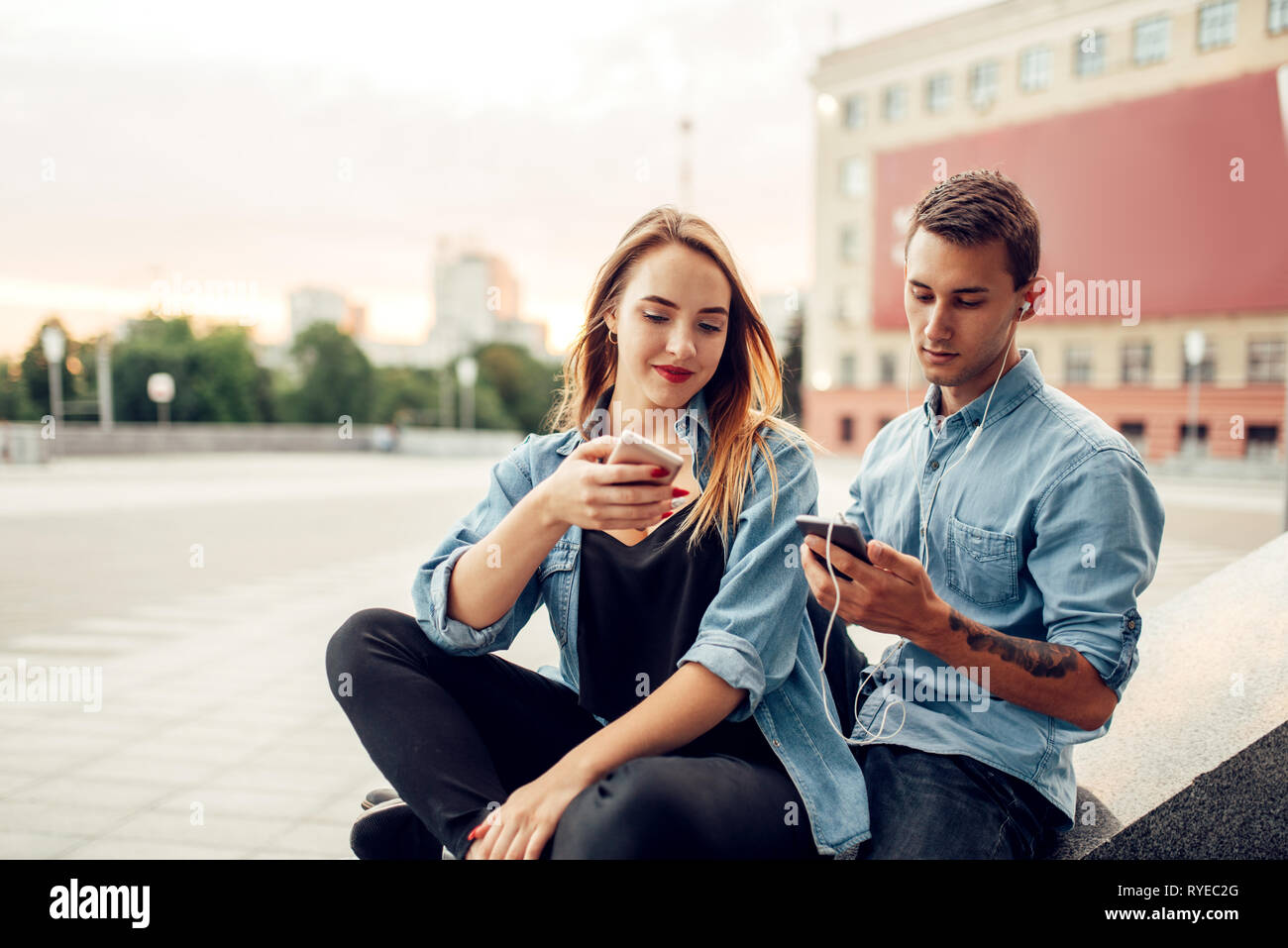 Telefono giovane tossicodipendente non può vivere senza gadget Foto Stock