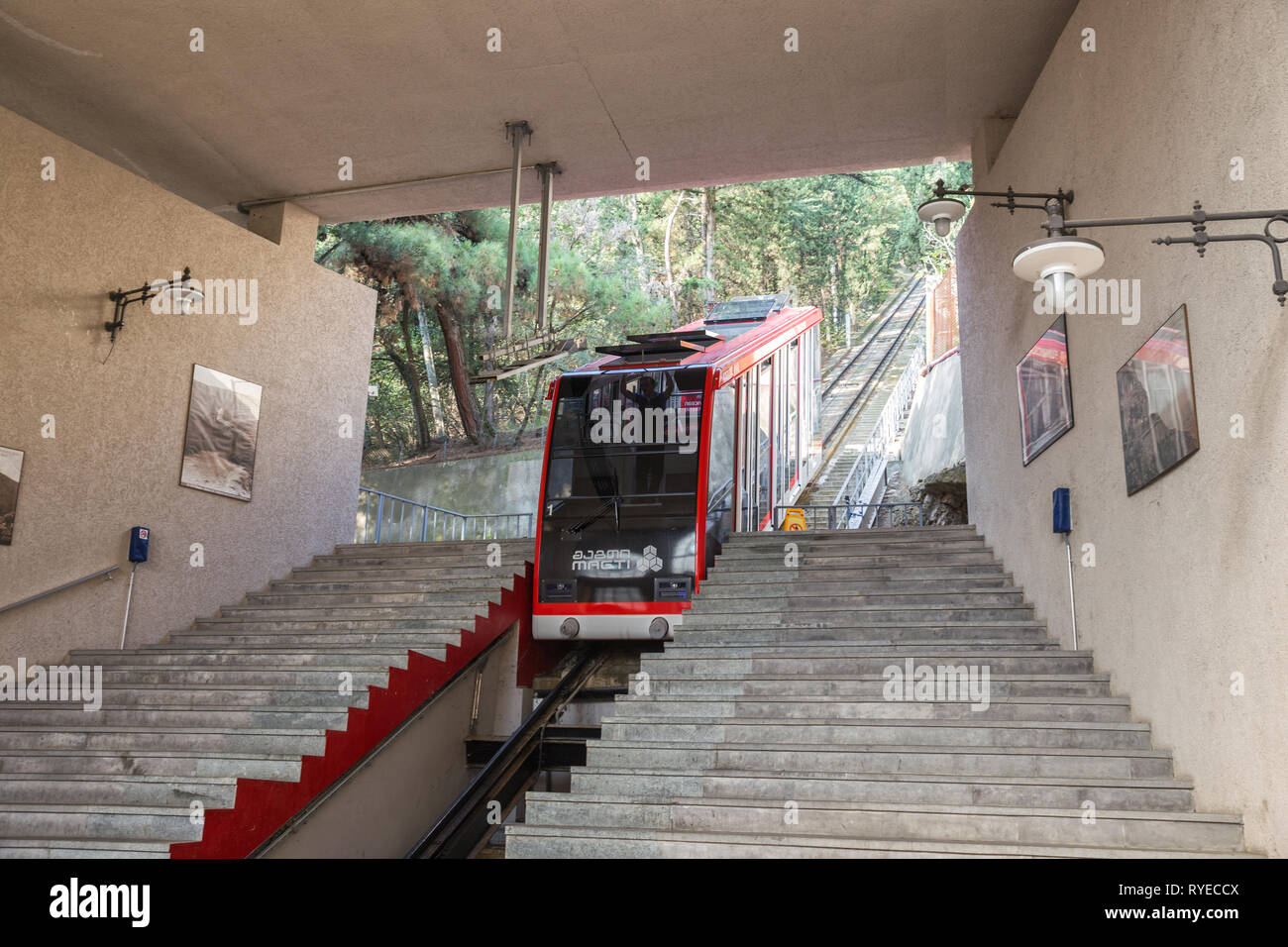 TBILISI, GEORGIA - Ottobre 02, 2018: funicolare Mtatsminda auto arriva alla stazione inferiore Foto Stock