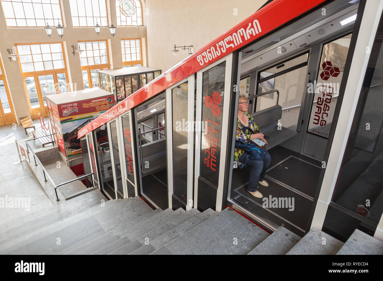 TBILISI, GEORGIA - Ottobre 02, 2018: Mtatsminda funicolare a Tbilisi. Una donna non identificato è seduta nel cavo auto in attesa per la partenza Foto Stock