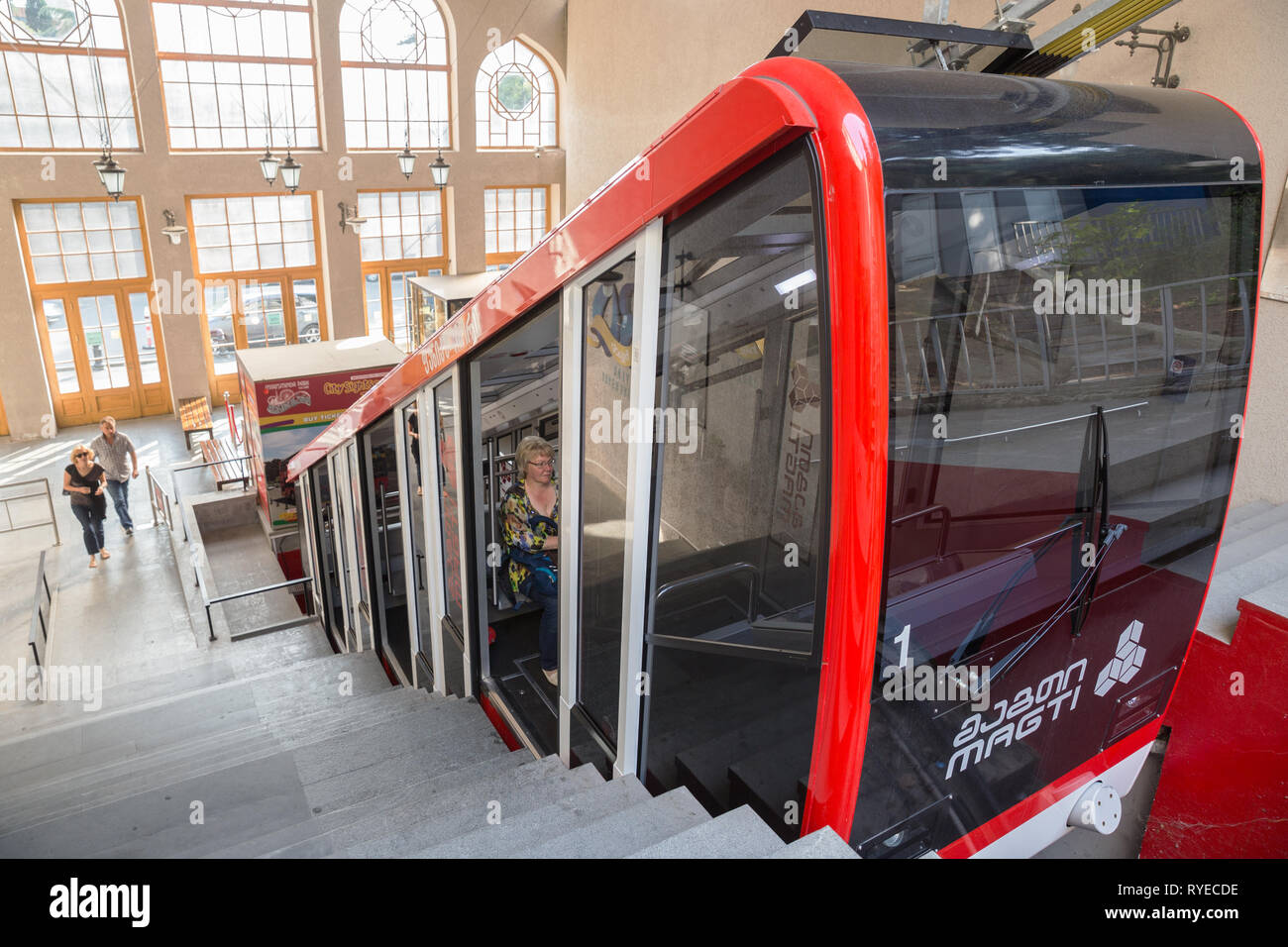 TBILISI, GEORGIA - Ottobre 02, 2018: Mtatsminda funicolare a Tbilisi. Unidentified turisti arriva in funivia per il viaggio in montagna Mtatsminda o Foto Stock