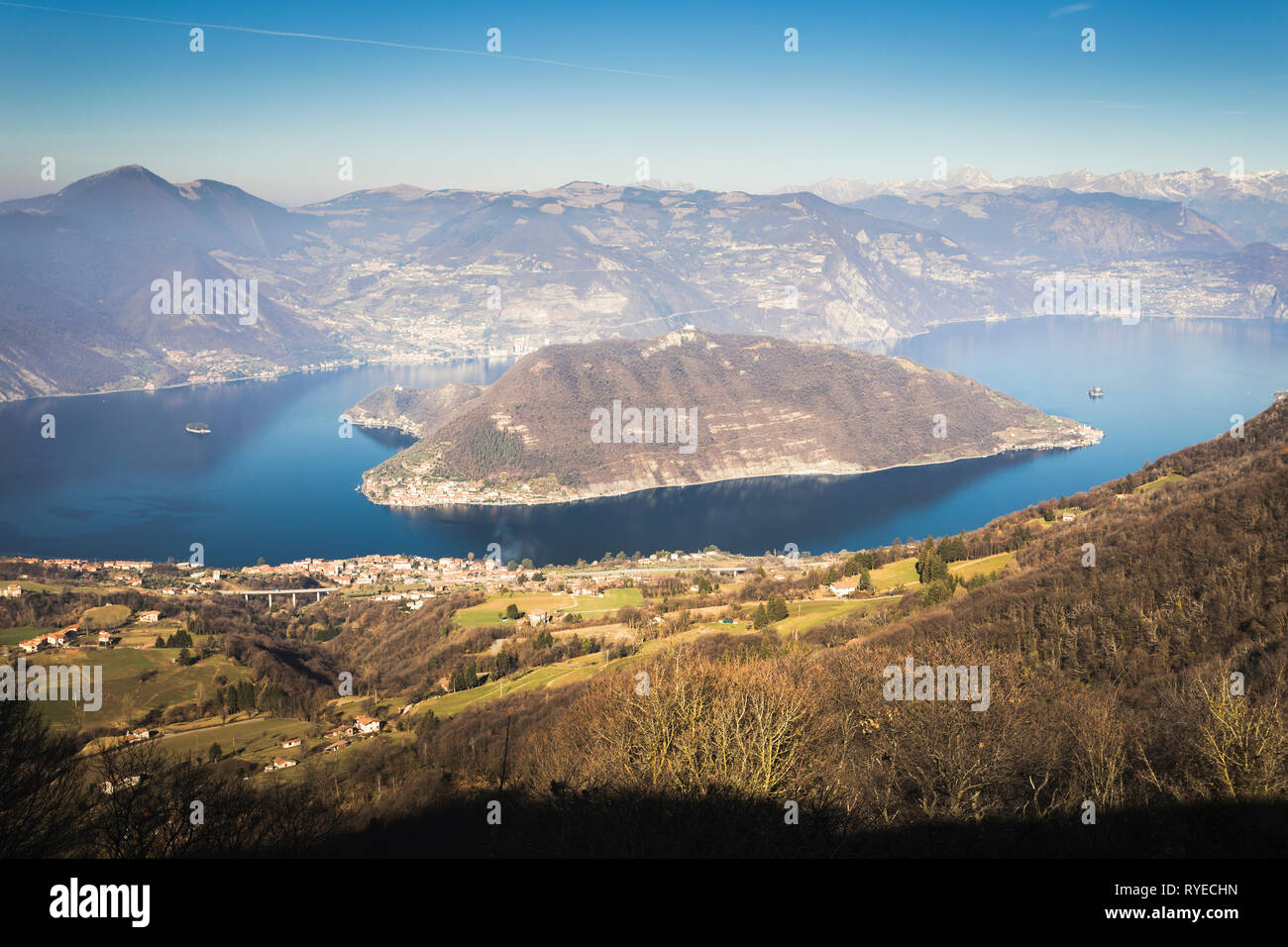 Lago d'Iseo visto da Santa Maria del Giogo, Lombardia, Italia Foto Stock