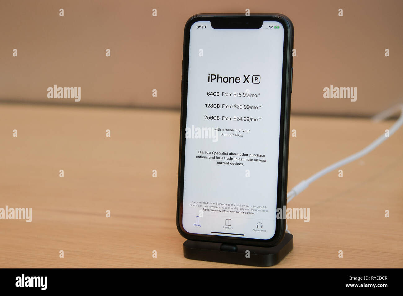 New York, 3/4/2019: iPhone X indica sul display in un Apple store a Manhattan. Foto Stock