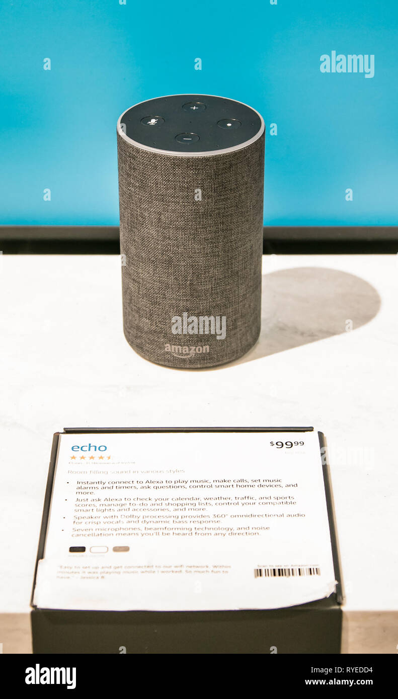 New York, 3/4/2019: Amazon Echo si erge sul display in Amazzonia Libri Archivio in Manhattan. Foto Stock