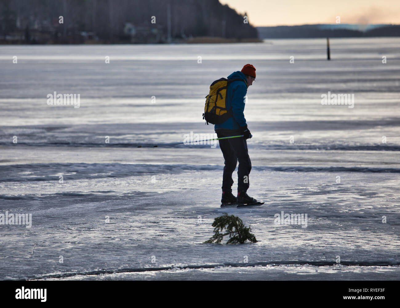 Lunga distanza Skater ghiaccio sul lago Malaren, Svezia e Scandinavia Foto Stock