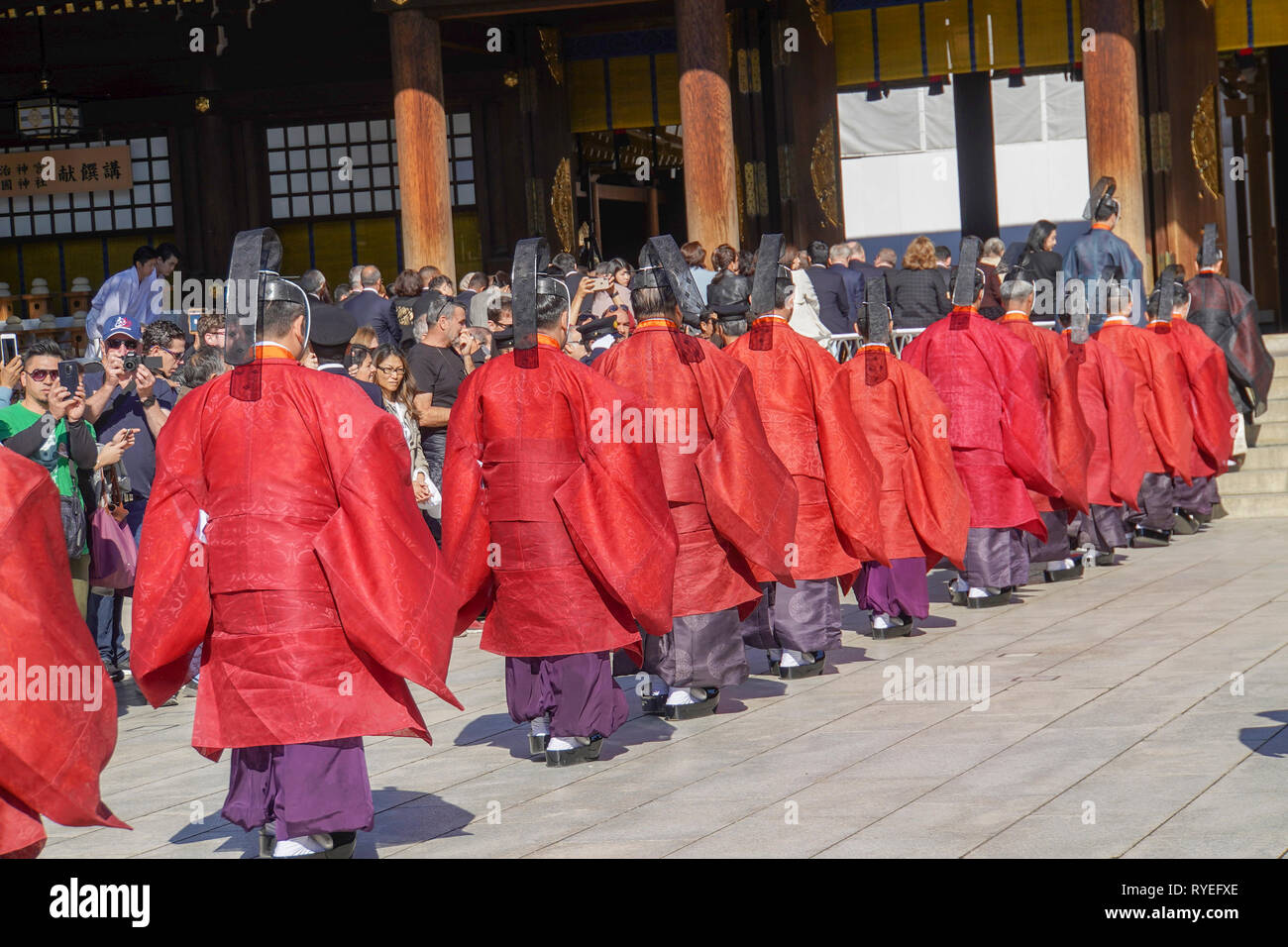 I sacerdoti in una processione al Santuario Meiji situato in Shibuya, Tokyo, cerimonia per commemorare l'Imperatore Meiji il compleanno il 3 novembre Foto Stock