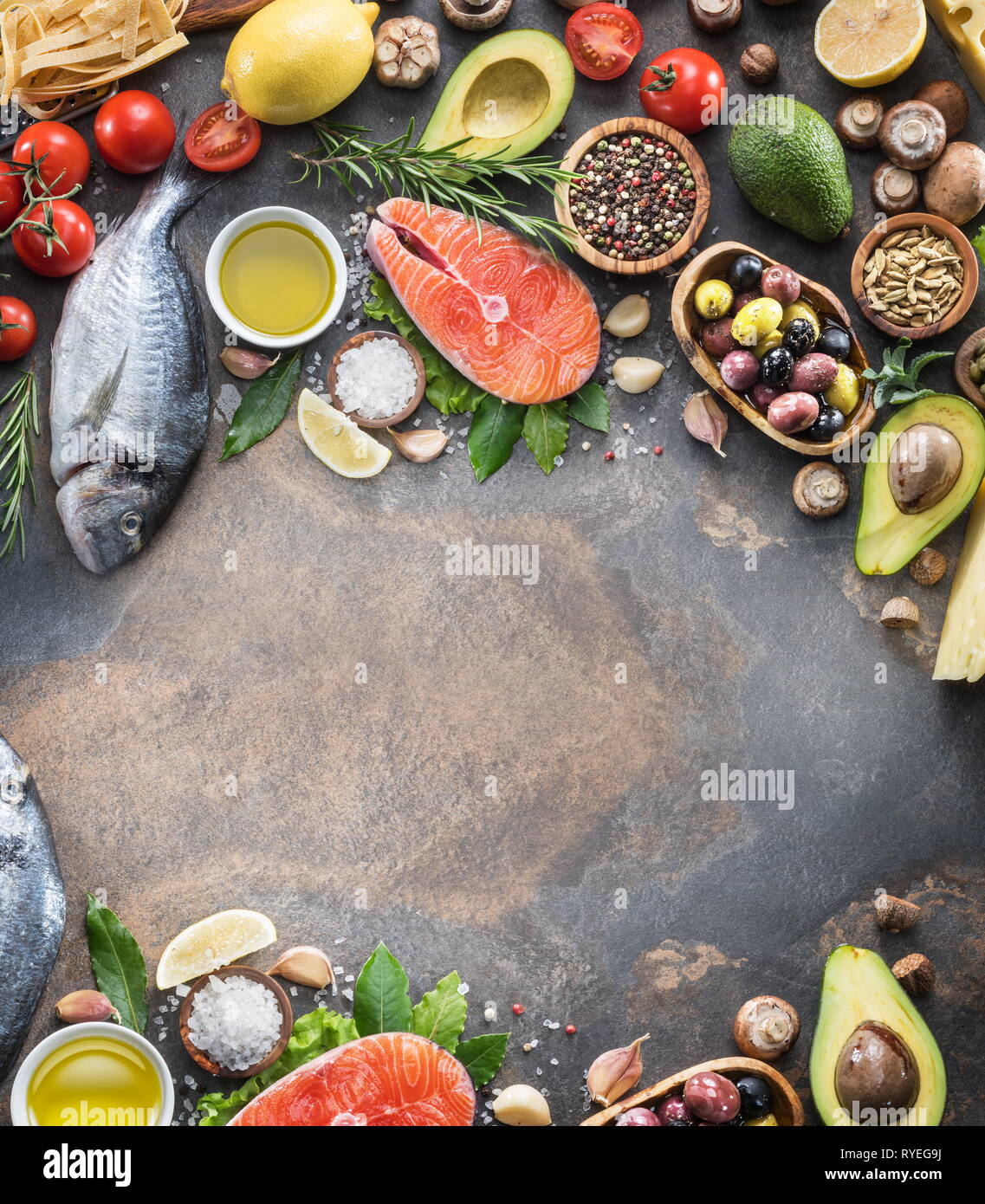 Materie dorado pesce e bistecca di salmone con spezie e verdure sulla scheda di grafite. Vista dall'alto. Foto Stock