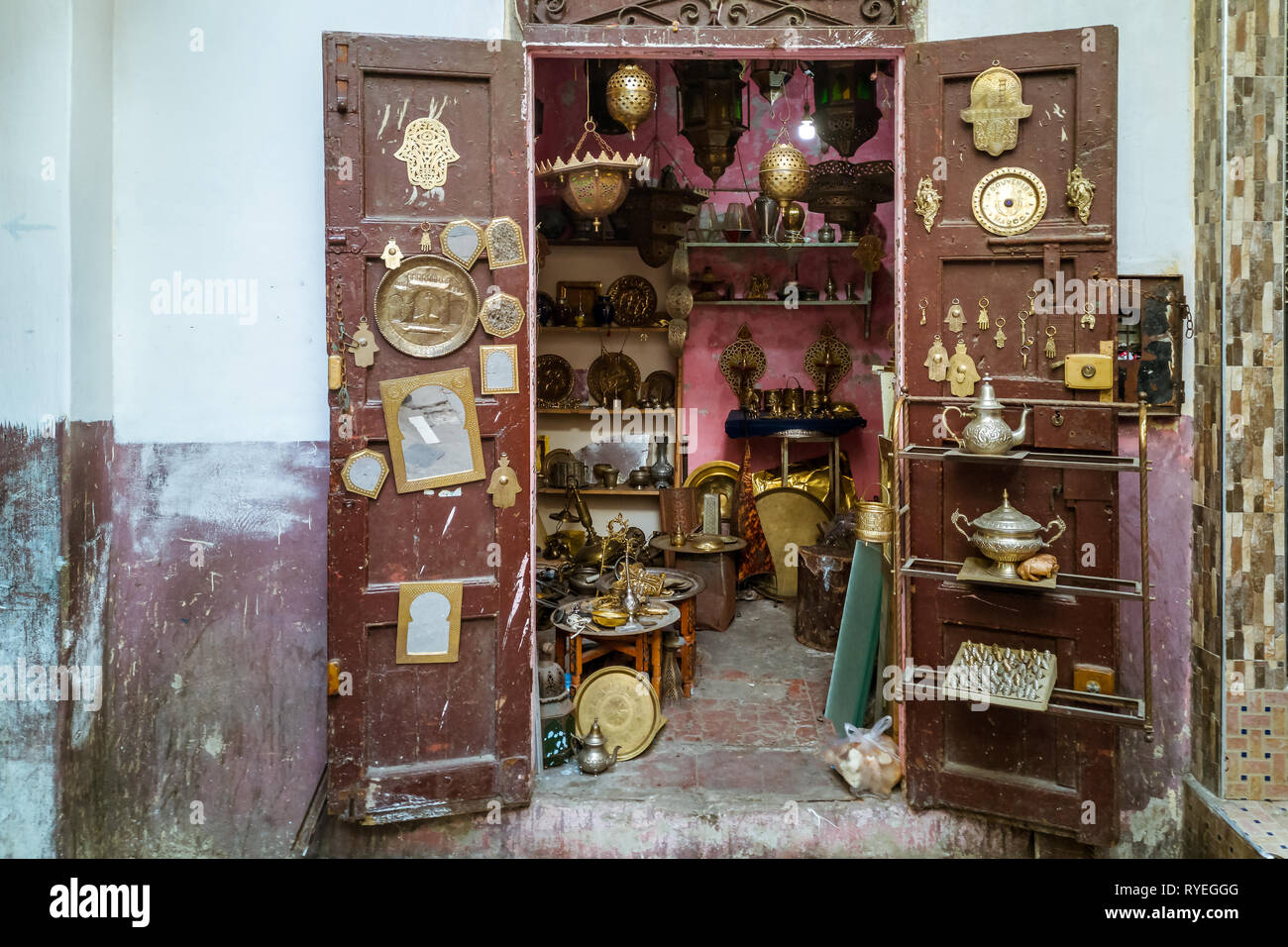 Piccoli souvenir shop nella Medina di Tangeri, Marocco Foto Stock