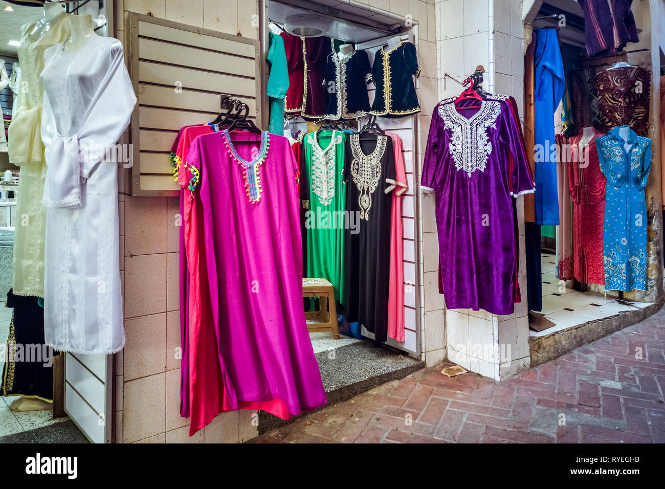 Negozio di abiti marocchino nella medina di Tangeri, Marocco Foto Stock