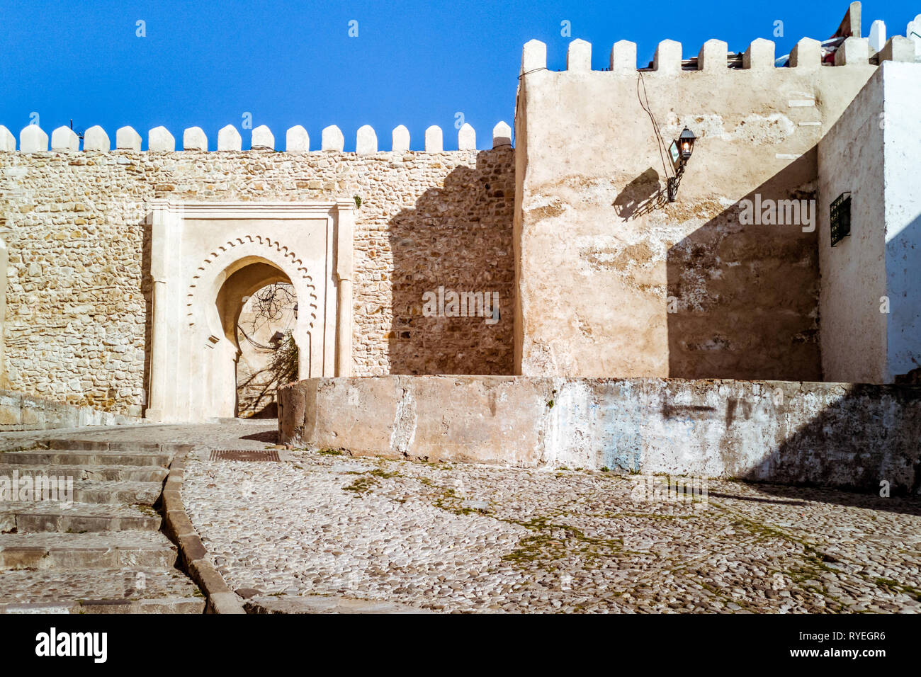 Porta di ingresso della Kasbah in Tangeri la medina, il nord del Marocco Foto Stock
