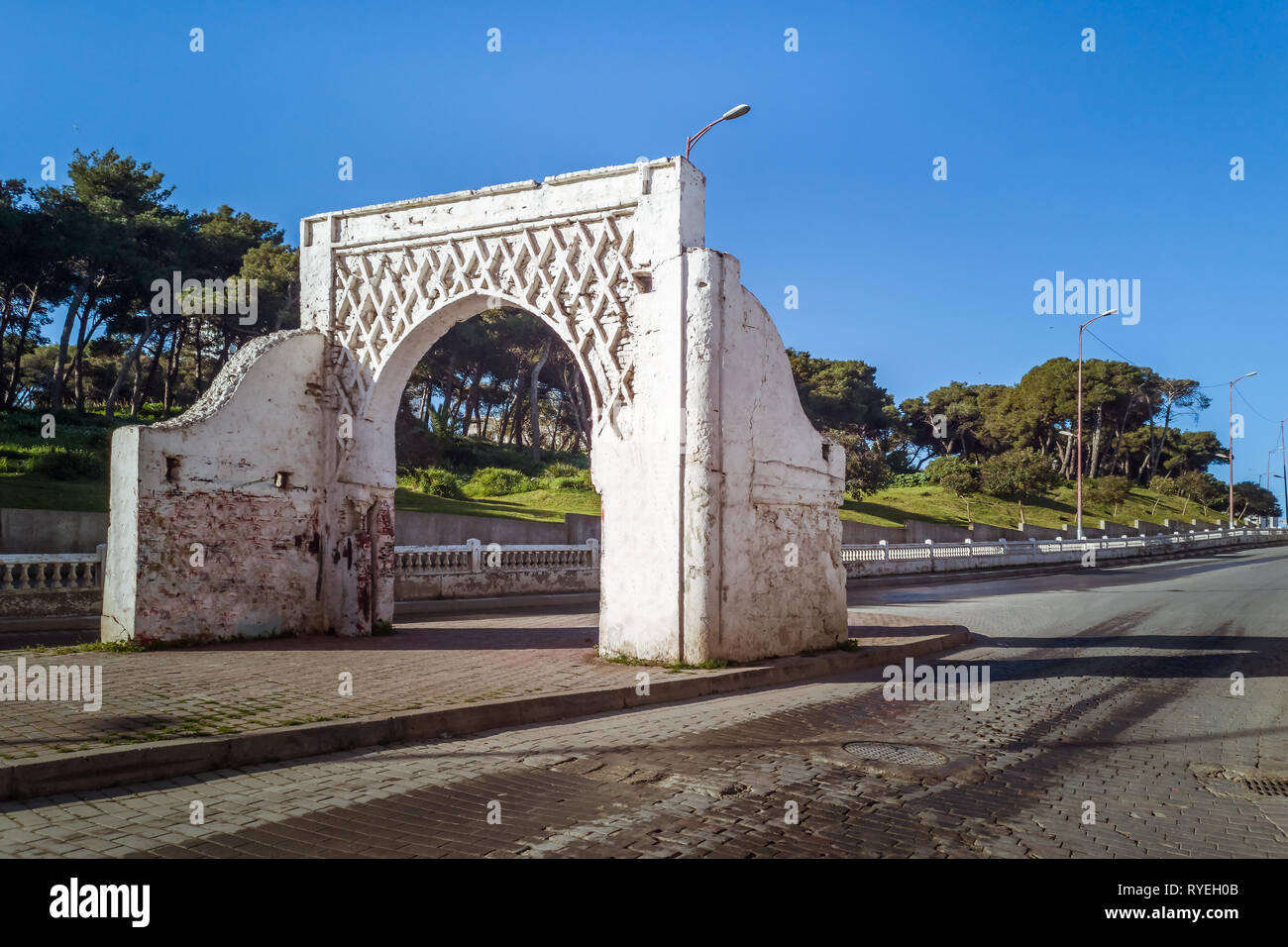 Antica porta del cimitero Bouaraguia a Tangeri, Marocco Foto Stock
