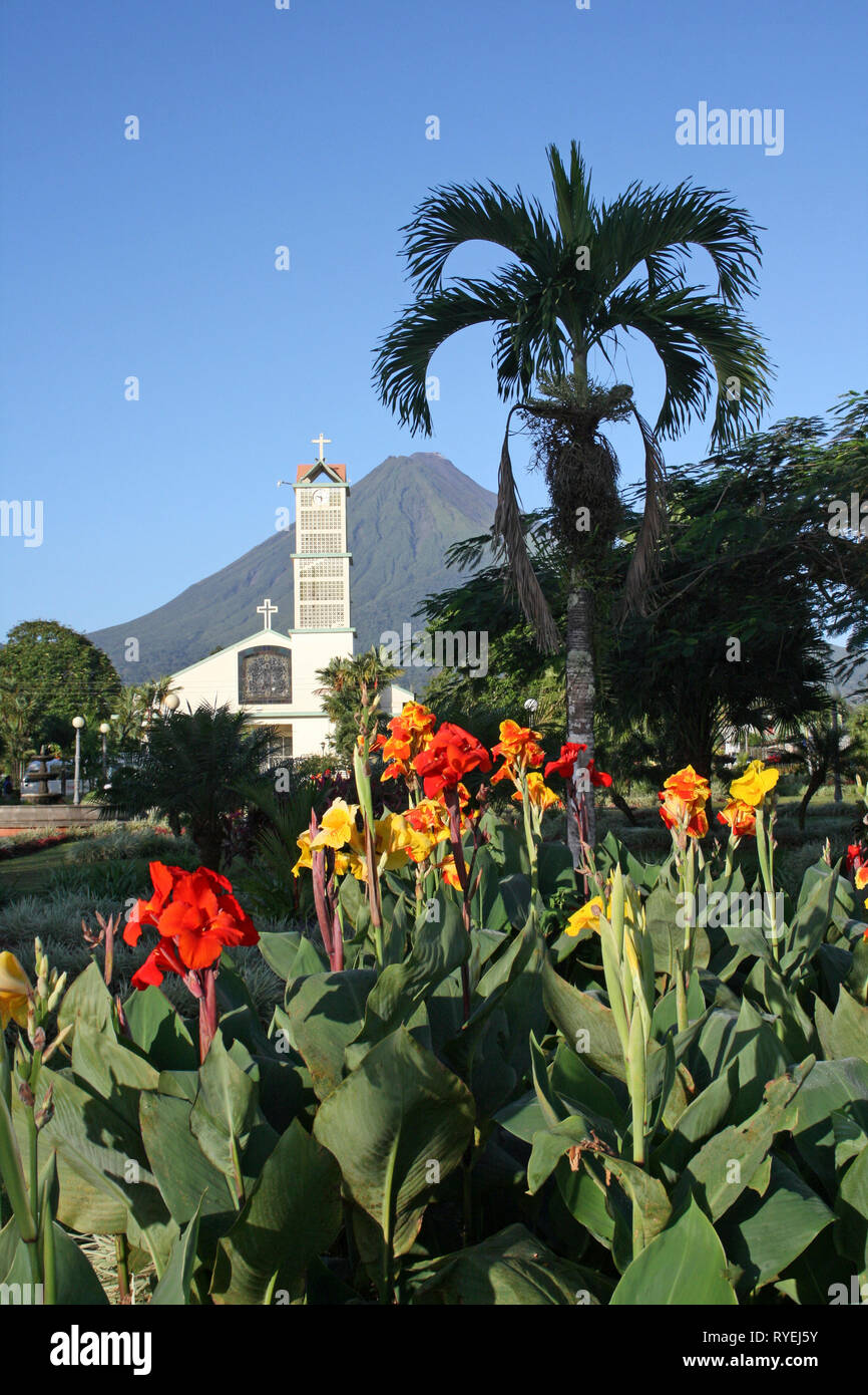 Costa Rica La Fortuna comune con la Chiesa Cattolica e il Vulcano Arenal in background Foto Stock