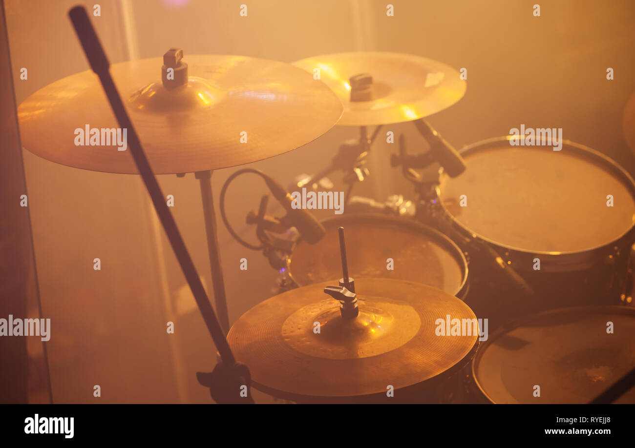 Musica dal vivo foto, rock band drum set con cembali Foto Stock